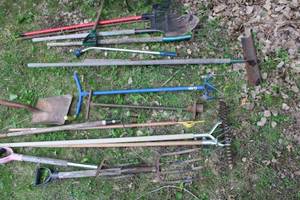 lot 34 image: Collection of Vintage and Used Garden Tools
