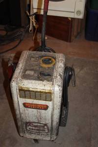lot 49 image: Used Associated Hartman Rapid Charger 6 and 12 Volt