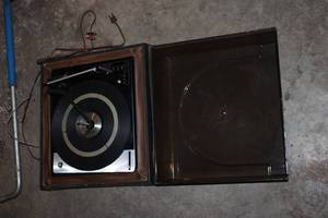 lot 53 image: Vintage RCA Record Player with Dust Cover