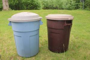 lot 83 image: Pair of Large Outdoor Trash Cans with Lids