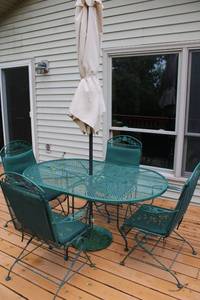 lot B-86 image: Metal Patio Dining Set with Umbrella and 4 Chairs