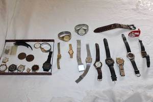 lot B-107 image: Collection of 16 Vintage and Modern Watches with Various Straps