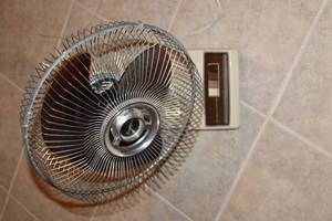 lot 119 image: Vintage Likura Oscillating Desk Fan