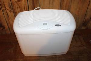 lot 121 image: Essick Air Products Evaporative Humidifier Model 5D6 700