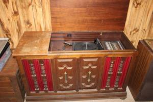 lot 123 image: Vintage Stereo Console with Record Player
