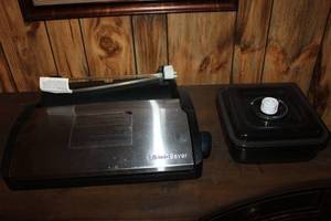 lot 148 image: FoodSaver Vacuum Sealer with Vacuum Canister