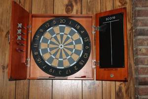 lot 155 image: Wooden Dartboard Set with Scoreboard and Darts