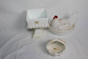 lot 5 image: Collection of 3 Westmoreland Vintage Milk Glass Pieces
