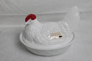 lot 22 image: Westmoreland Glass White Milk Glass Hen on Nest Dish