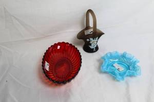 lot 28 image: Collection of 3 Decorative Glass Pieces