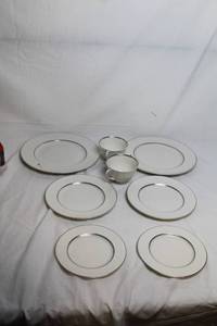 lot 30 image: Royal Doulton Argenta Fine China Set - 7 Pieces