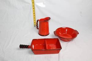 lot 108 image: Vintage Metlox Red Rooster Ceramic Serving Set