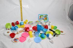 lot 112 image: Vintage Childrens Toy Tea Set with Plates and Cups