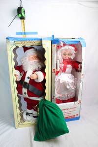 lot 114 image: Vintage Rennoc Animated Santa and Mrs. Claus Figures