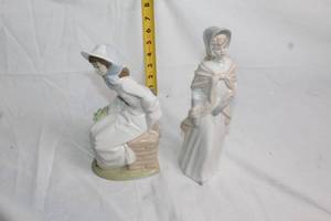 lot 135 image: Set of 2 Porcelain Figurines with Traditional Attire
