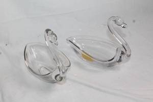 lot 136 image: Set of 2 Duncan Miller Crystal Swan Dishes