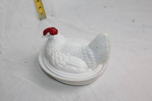 lot 143 image: Vintage Milk Glass Hen on Nest Covered Dish