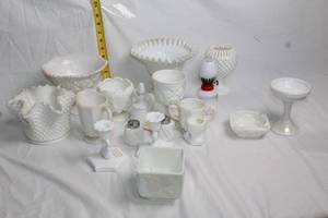 lot 150 image: Collection of Vintage Milk Glass Dcor Pieces