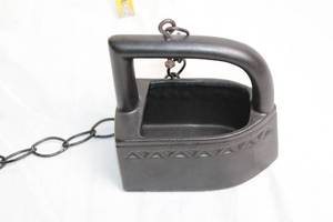 lot 152 image: Vintage Cast Iron Sad Iron with Chain
