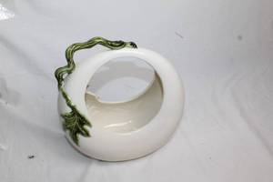 lot 160 image: Hull Pottery Moon Basket with Vine Design