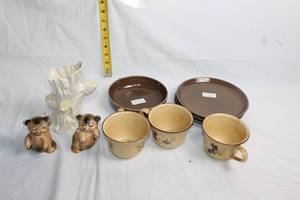 lot 181 image: Collection of Red Wing Pottery Dinnerware and Bear Figurines