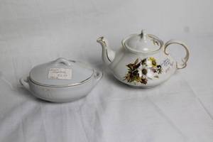 lot 184 image: Ellgreave England Teapot and Childs Casserole Dish with Floral Design