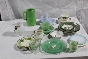 lot 206 image: Collection of 13 Vintage and Depression Glassware Pieces