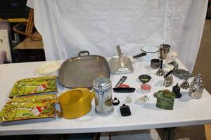 lot 213 image: Assorted Vintage Kitchen and Home Decor Collection