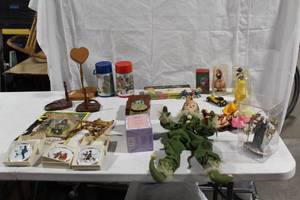 lot 214 image: Vintage Collectibles Lot with Figurines and Decor Items