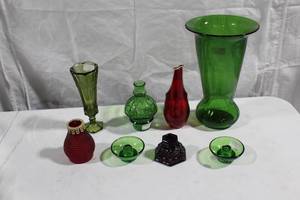 lot 215 image: Set of 7 Elegant Vintage Art Glass Vases in Green and Red