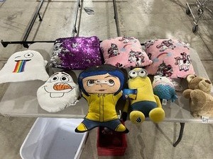 lot 58 image: TABLE FULL OF STUFFED ANIMALS