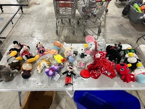 lot 59 image: TABLE FULL OF STUFFED ANIMALS