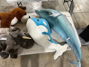 lot 60 image: TABLE FULL OF STUFFED ANIMALS