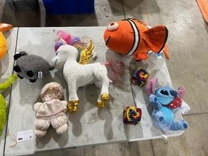 lot 61 image: TABLE FULL OF STUFFED ANIMALS