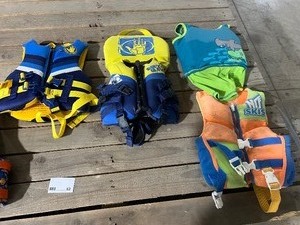 lot 63 image: KIDS LIFE JACKETS & WATER WINGS