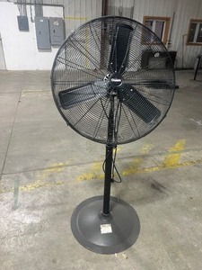 lot 85 image: CENTRAL MACHINE 30 PEDESTAL SHOP FAN