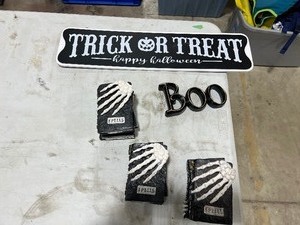 lot 129 image: HALLOWEEN DCOR