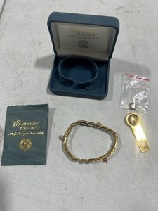 lot 135 image: ITALIAN CHARM BRACELET 17 INDV CHARMS W SWAROVSKI CRYSTALS & 18K GOLD PLATED ACCENTS