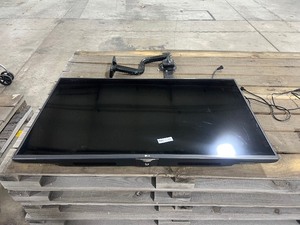lot 146 image: 50 LG TV W MOUNT