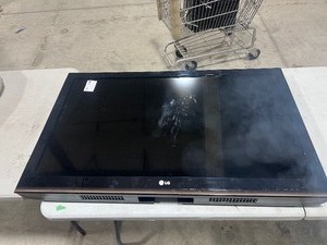 lot 183 image: 42 LG TV