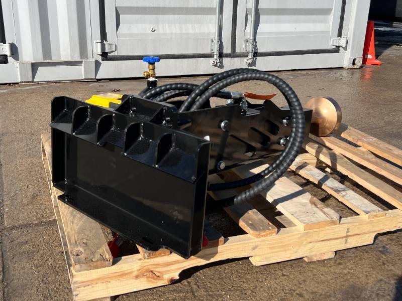lot 5507 image: FUTURE Mini Skid Steer Post Driver FT-D45