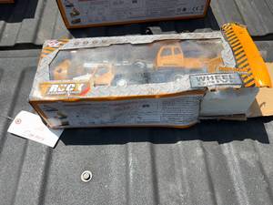 lot 9770X image: FUTURE Remote Control Crane Toy Truck (C285)    DAMAGED