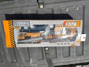 lot 9670 image: FUTURE Remote Control Crane Toy Truck (C285)