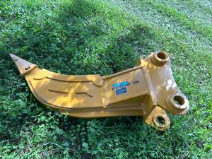 lot 2065 image: FUTURE Excavator Ripper Tooth, fits CAT320 (FT-R320) 