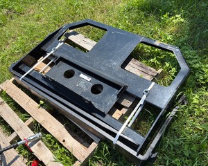 lot 5609 image: FUTURE Dingo Skid Steer Fork (FT-FR47C)