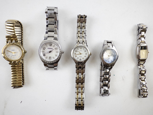 lot 60 image: Ladys Group of 5  Fossil, Timex, Seiko Base Metal Quartz Analog Watches & Watch Ring.. not working