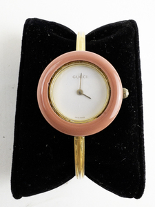 lot E128 image: Ladys Gucci  1990s Interchangeable Bezel gold plated Quartz Analog watch. Does not run