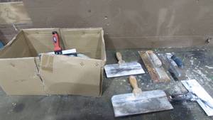 lot 12 image: Box of Puddy Knives