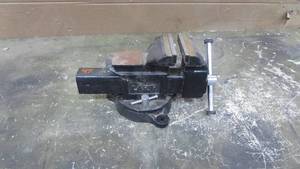 lot 47 image: Bench Vise