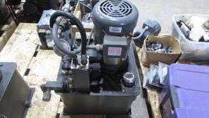 lot 157 image: Hydraulic Motor With Holding Tank